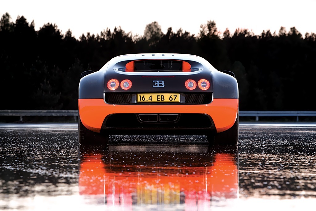 Bugatti официально представил новый Veyron Super Sport. Под его ультра лёгкой обшивкой из углеволокна дышит модифицированный 1200-сильный агрегат с максимальным крутящим моментом в 1 500 Нм, который позволяет развивать максимальную скорость аж до 415 км/ч