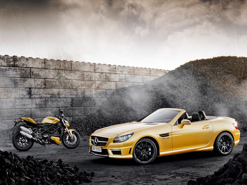На автомобильной выставке в Болонье Mercedes-Benz показало единственный в своем роде ярко-желтый родстер SLK 55 AMG.