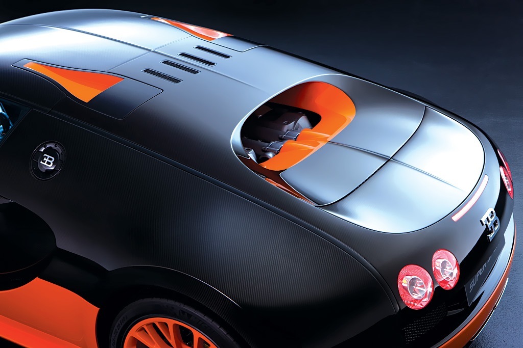 Bugatti официально представил новый Veyron Super Sport. Под его ультра лёгкой обшивкой из углеволокна дышит модифицированный 1200-сильный агрегат с максимальным крутящим моментом в 1 500 Нм, который позволяет развивать максимальную скорость аж до 415 км/ч