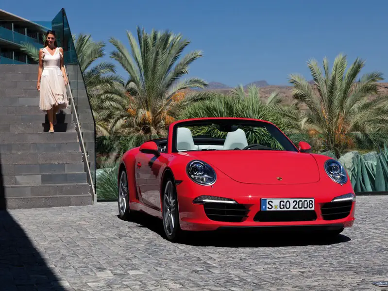 Официальная премьера открытой модификации Porsche 911 состоялась на автосалоне в Детройте