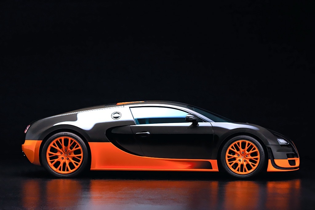 Bugatti официально представил новый Veyron Super Sport. Под его ультра лёгкой обшивкой из углеволокна дышит модифицированный 1200-сильный агрегат с максимальным крутящим моментом в 1 500 Нм, который позволяет развивать максимальную скорость аж до 415 км/ч