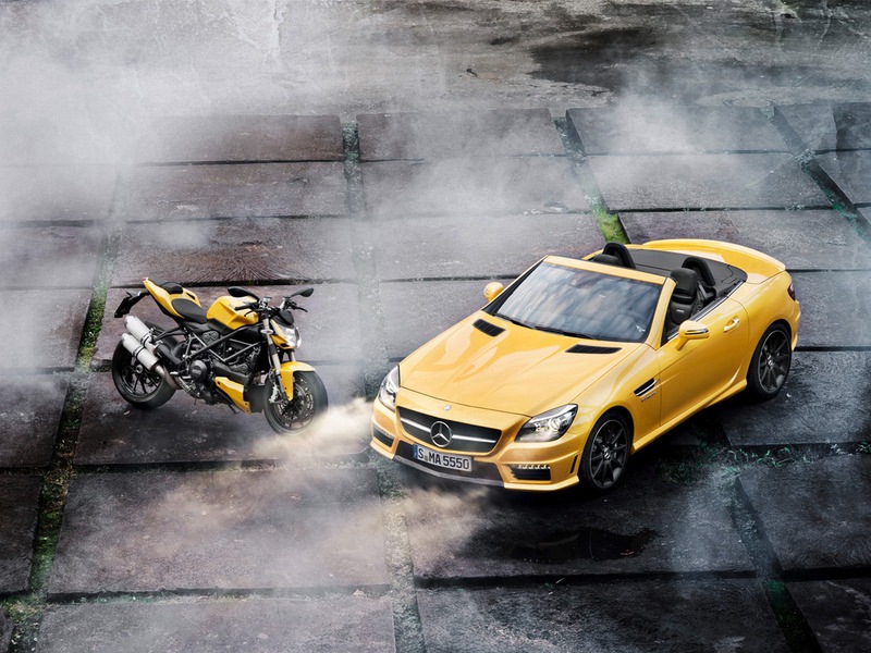 На автомобильной выставке в Болонье Mercedes-Benz показало единственный в своем роде ярко-желтый родстер SLK 55 AMG.