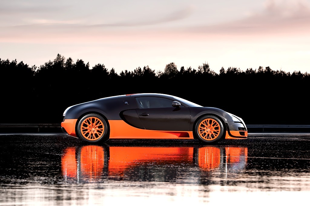 Bugatti официально представил новый Veyron Super Sport. Под его ультра лёгкой обшивкой из углеволокна дышит модифицированный 1200-сильный агрегат с максимальным крутящим моментом в 1 500 Нм, который позволяет развивать максимальную скорость аж до 415 км/ч