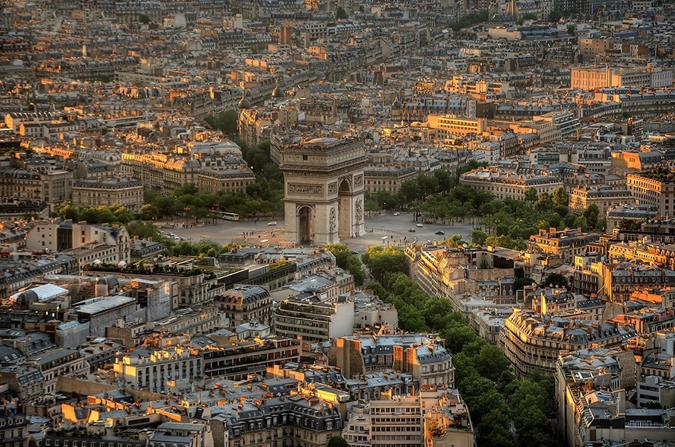 Знаменитая Триумфальная арка на площади Шарля де Голля, Париж
