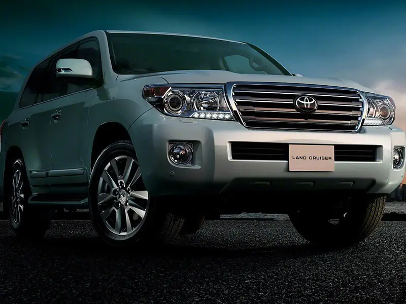 Концерн Toyota Motor официально представил модернизированный внедорожник Land Cruiser 200