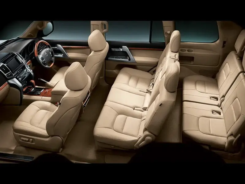 Концерн Toyota Motor официально представил модернизированный внедорожник Land Cruiser 200