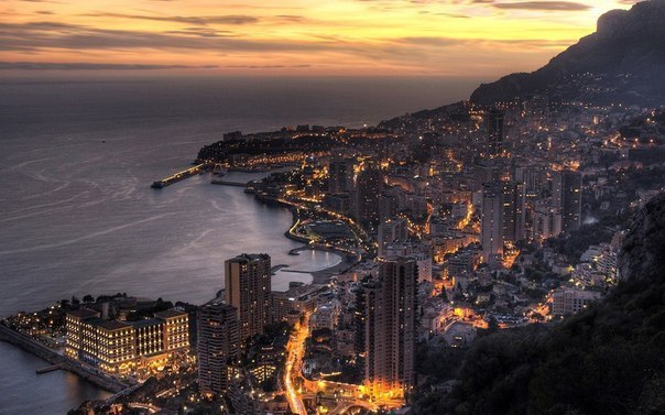 Вечір в князівстві Монако- однієї з найменших країн в світі