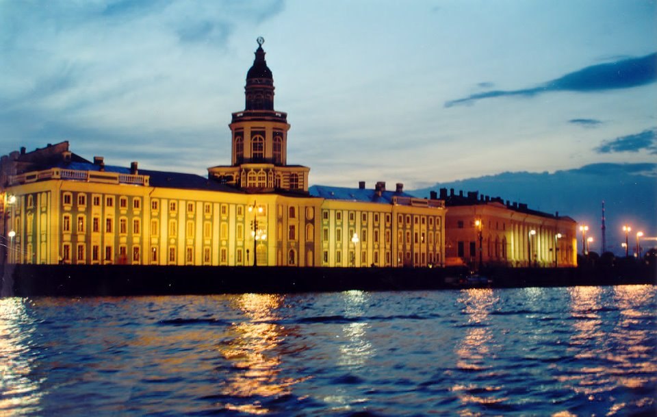 Кунсткамера в Санкт-Петербурге в белые ночи, Россия