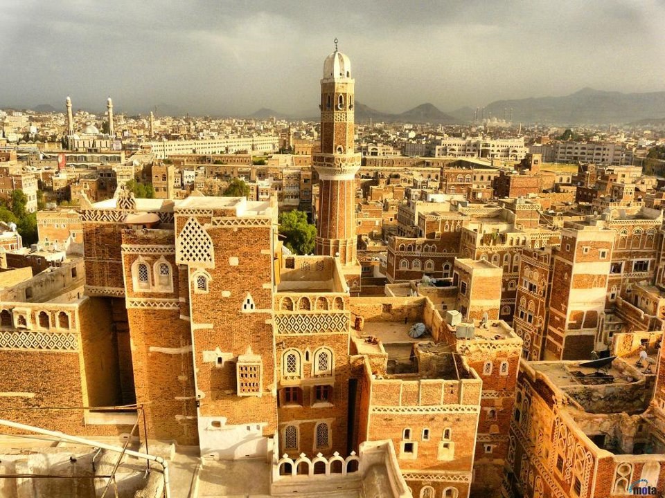 Минарет в городе Санаа, Йемен