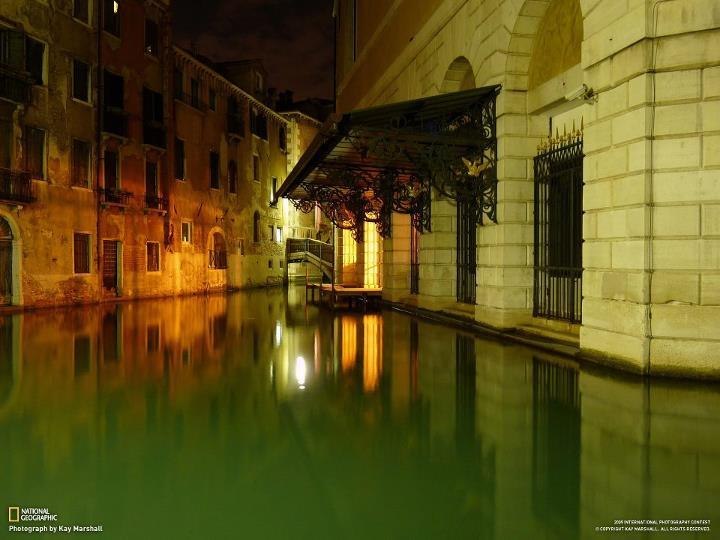 Вечерняя Венеция отражается в воде, подступающей к зданиям. 