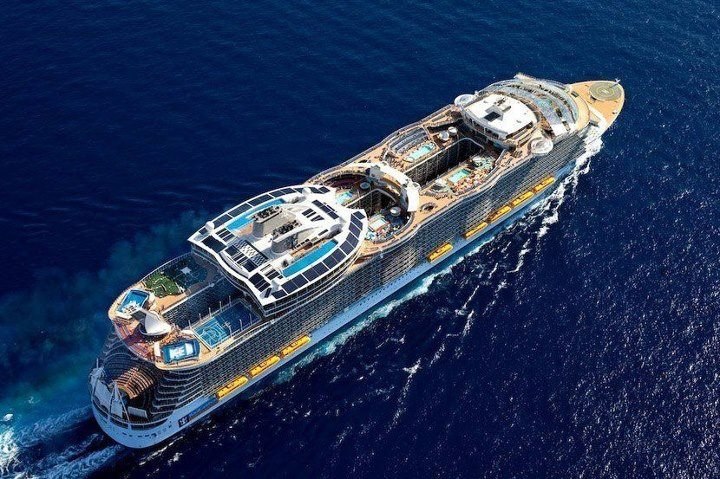 “Морской оазис” – круизный лайнер и самый большой пассажирский корабль в мире, сошел со стапелей в Финляндии. “Оазис” в пять раз больше “Титаника”
