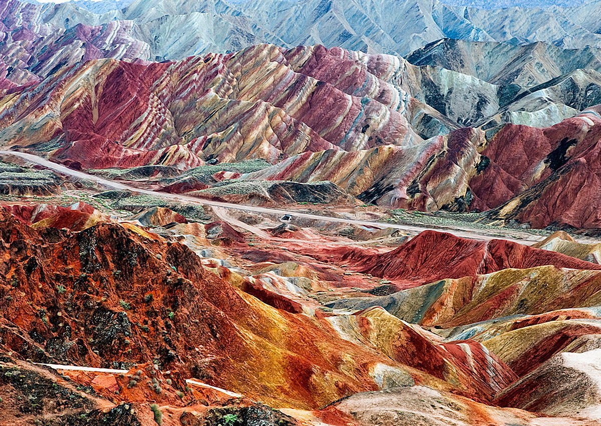 Удивительной красоты горные массивы Чжанъе Данксиа (Китай)