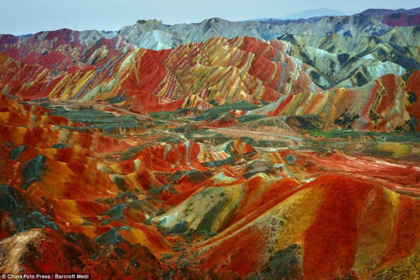 Удивительной красоты горные массивы Чжанъе Данксиа (Китай)