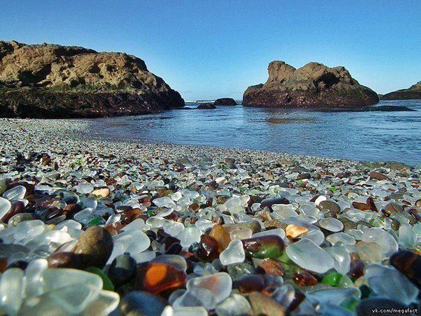 Стеклянный пляж в Калифорнии, США