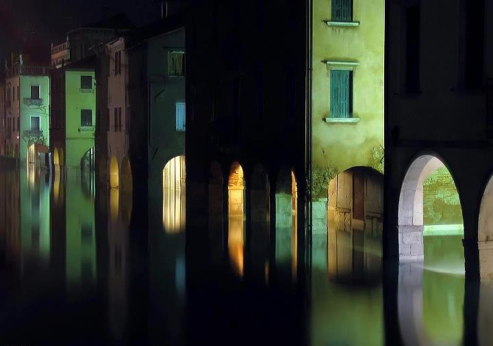Высокая вода в Кьодже- городке в Венецианской лагуне, Италия