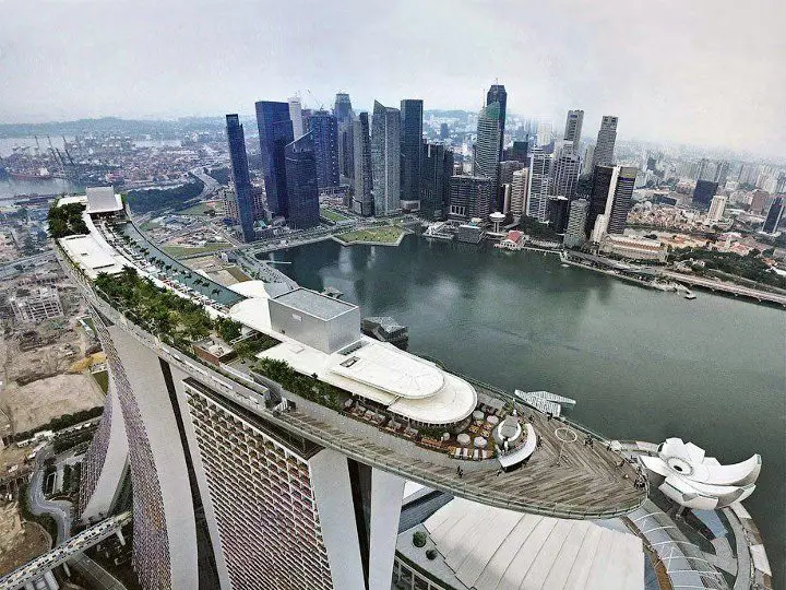 Сингапур, отель Marina bay sands со знаменитым бассейном на крыше