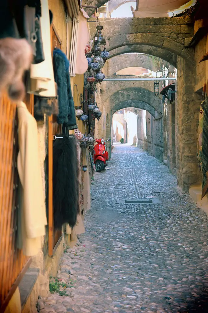 The fabulous streets of sunny Greece