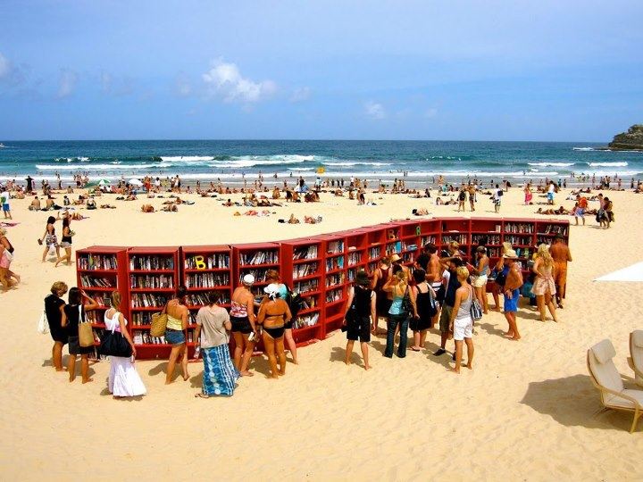 Библиотека на одном из центральных пляжей столицы Каталонии, Бак де Рода
