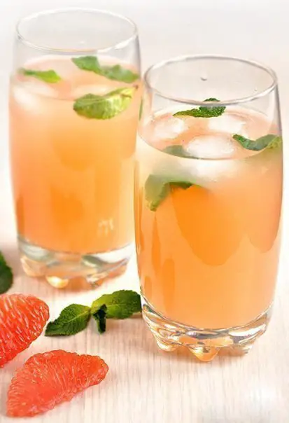 Grapefruit-mint cocktail