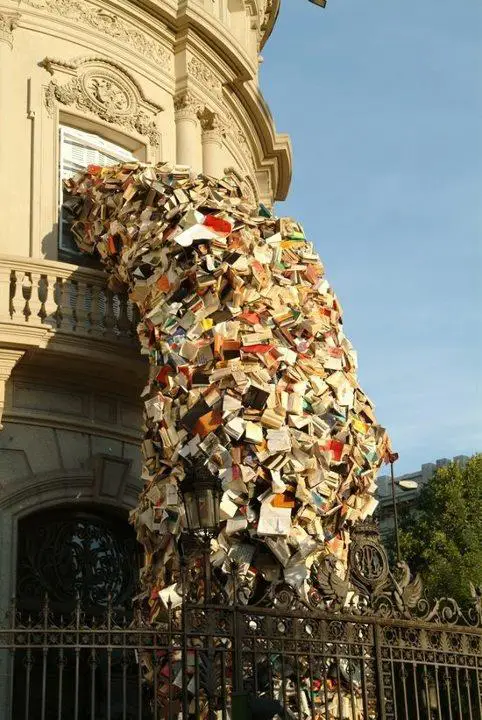 Cкульптура из 5000 книг, Испания