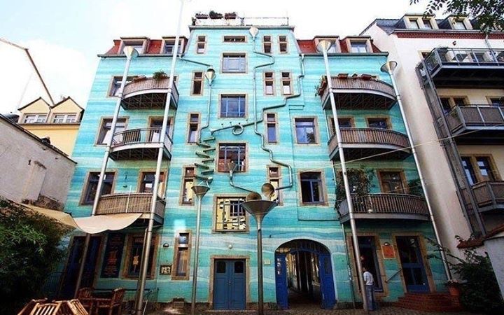 Дом с необычной системой водостока в Дрездене, Германия