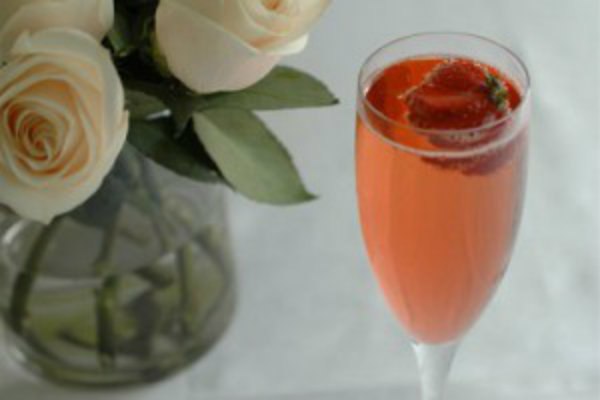 Коктейль Английские розы<br>Этот сладкий алкогольный коктейль был придуман английскими барменами специально для Кейт Миддлтон в качестве свадебного подарка.