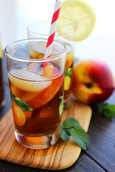 Alcoholic cold tea-lemonade.