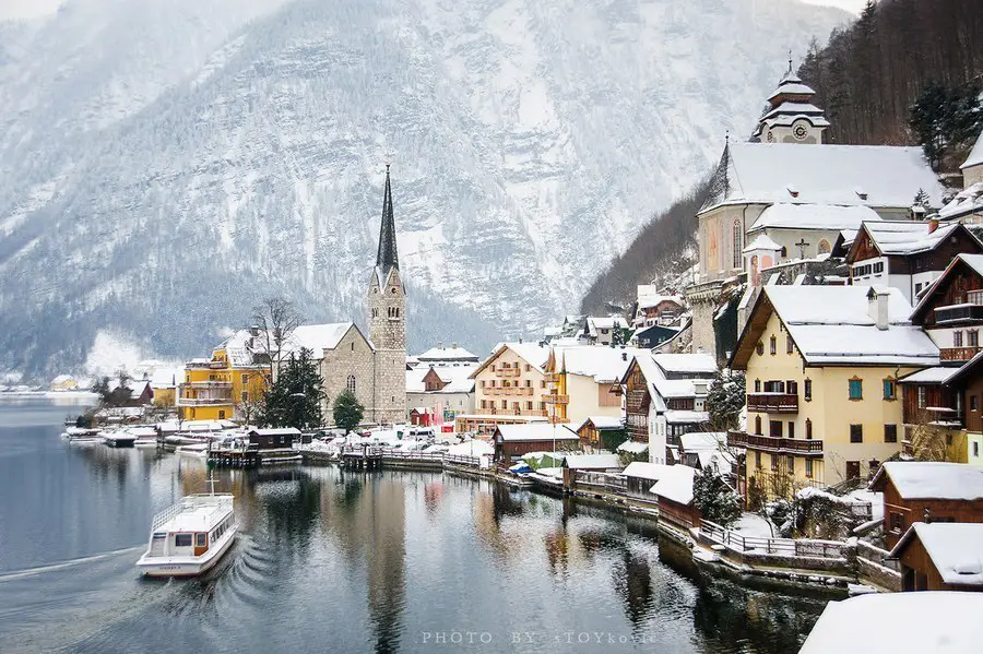 Winter coast of Lake Hallstatter, Hallstatt