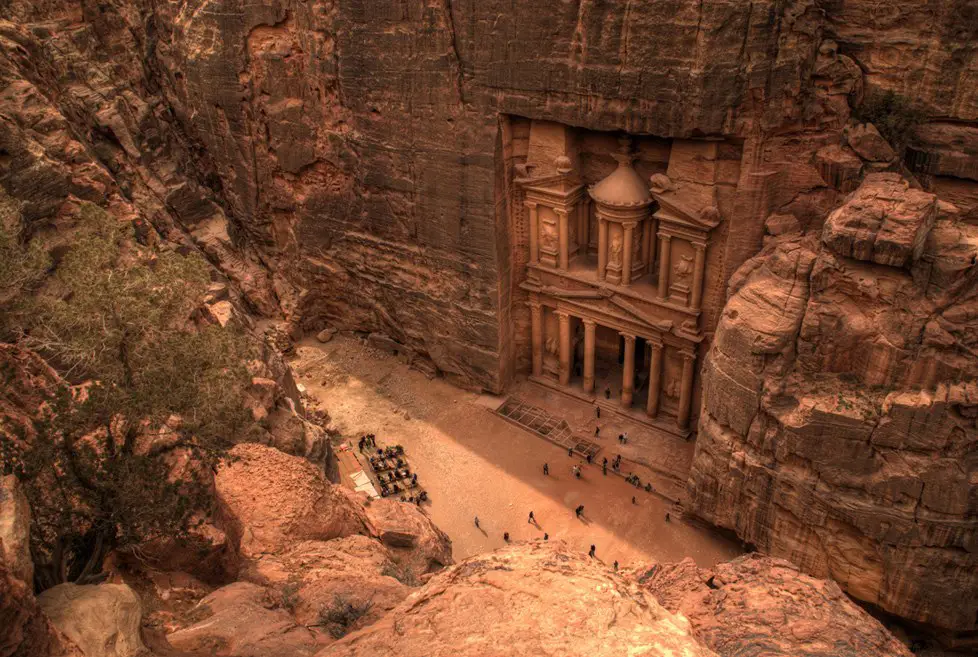 The ancient city of Petra is another of the wonders of the world, the main attraction of Jordan.