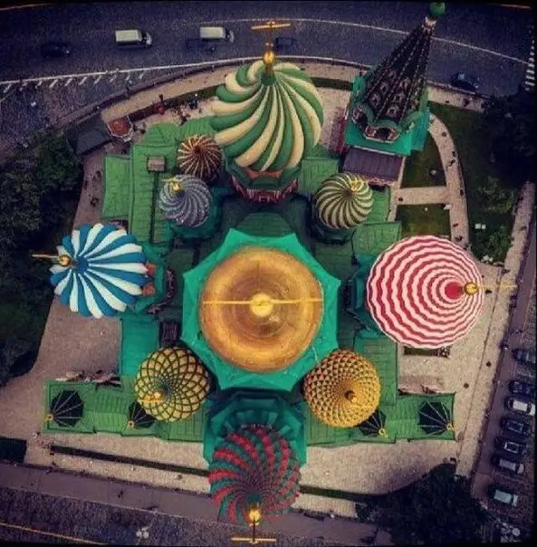 Незвичайний вид на храм Василя Блаженного