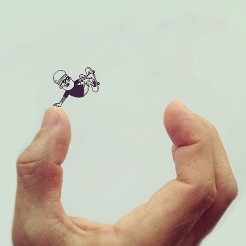 Чикагский художник Алекс Солис создает причудливые снимки, используя свои рисунки, палочки для еды или продукты.