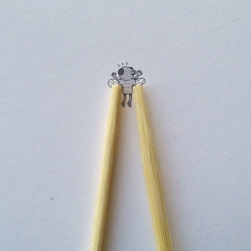 Чикагский художник Алекс Солис создает причудливые снимки, используя свои рисунки, палочки для еды или продукты.