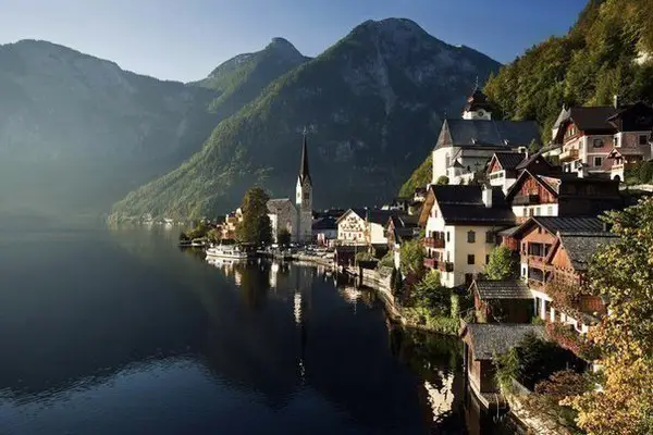 Coast Halshtetter Lake, Hallstatt, Austria