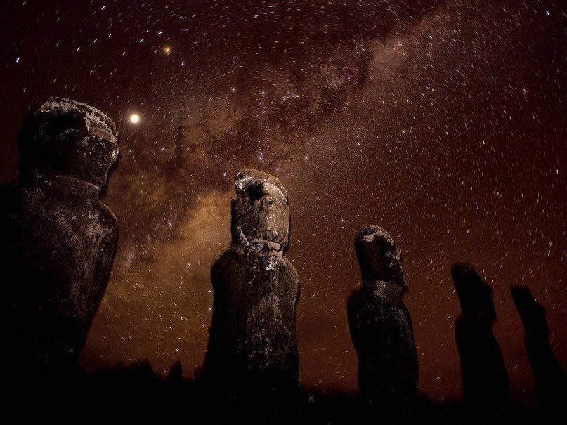 Ночное небо над статуями, остров Пасхи, Чили