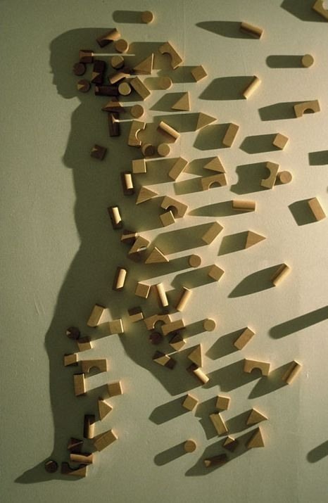 Японская художница Куми Ямашита (Kumi Yamashita) создает необычные визуальные эффекты с помощью простых предметов, особым образом расположенных, и направленного на них под определенным углом света