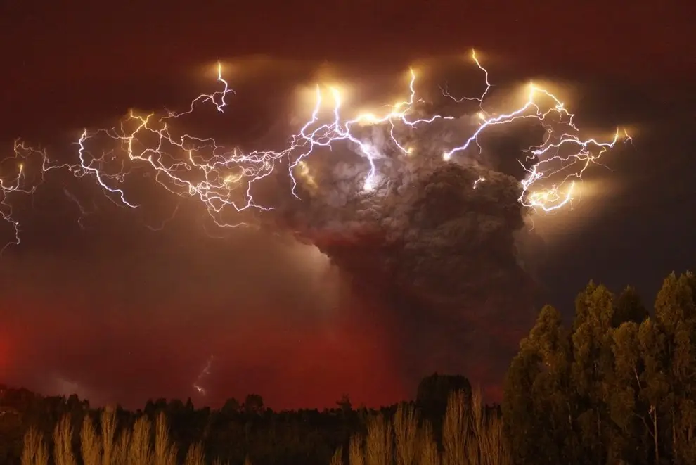 The eruption of Puyueu volcano, Chile