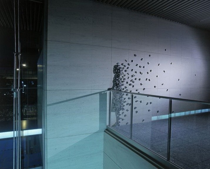 Японская художница Куми Ямашита (Kumi Yamashita) создает необычные визуальные эффекты с помощью простых предметов, особым образом расположенных, и направленного на них под определенным углом света