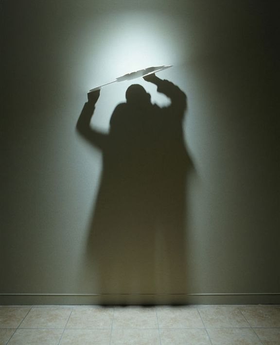 Японская художница Куми Ямашита (Kumi Yamashita) создает необычные визуальные эффекты с помощью простых предметов, особым образом расположенных, и направленного на них под определенным углом света