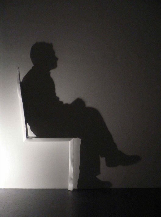 Японская художница Куми Ямашита (Kumi Yamashita) создает необычные визуальные эффекты с помощью простых предметов, особым образом расположенных, и направленного на них под определенным углом света