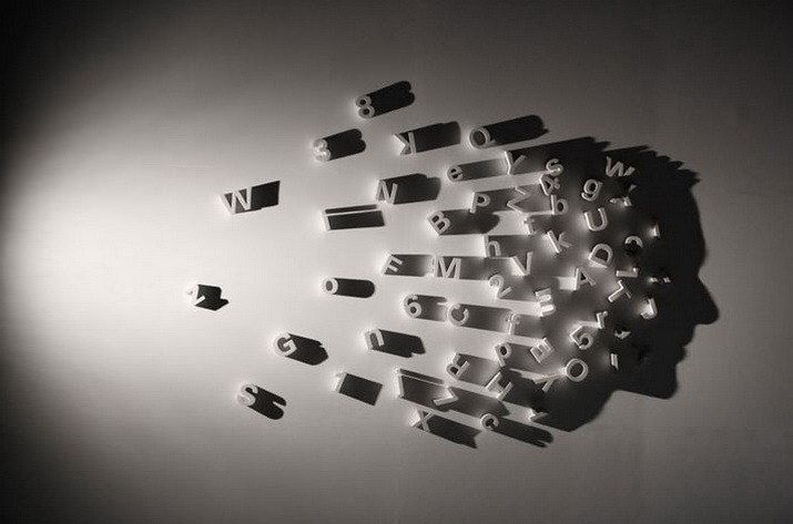 Японская художница Куми Ямашита (Kumi Yamashita) создает необычные визуальные эффекты с помощью простых предметов, особым образом расположенных, и направленного на них под определенным углом света