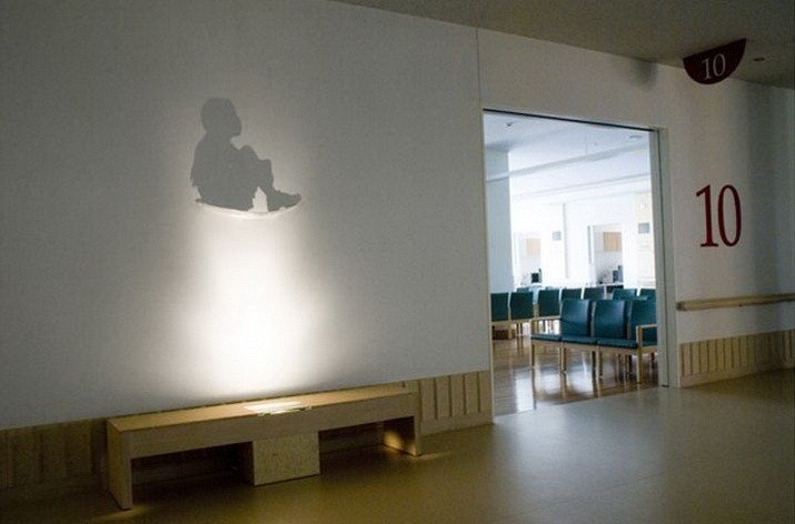 Японская художница Куми Ямашита (Kumi Yamashita) создает необычные визуальные эффекты с помощью простых предметов, особым образом расположенных, и направленного на них под определенным углом света