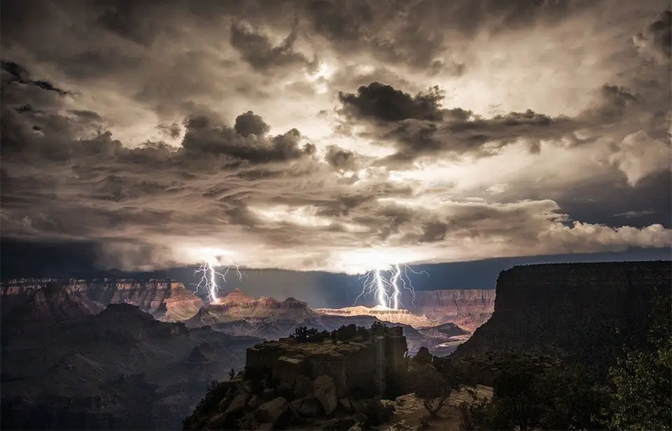 Element rages over the Grand Canyon, Arizona, USA