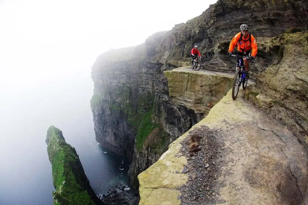Extreme pokatushki on bicycles on the cliffs of Moher, Ireland