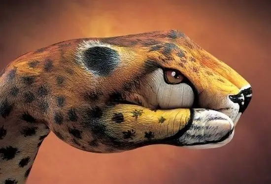 Animals painted on human hands by Guido Daniele
