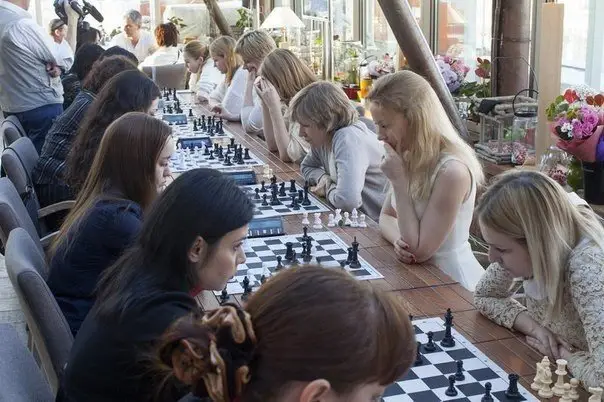 Blondes against brunettes