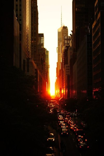 Manhattanhage is a phenomenon that occurs in Manhattan four times a year: in December, January, May and July. It is that the sun at sunset and sunrise coincides with the geometry of the city streets