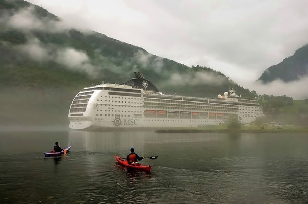 Круизный лайнер в одном и фьордов Норвегии
