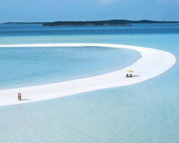 Beach on the island of Musha-Key, Bahamas