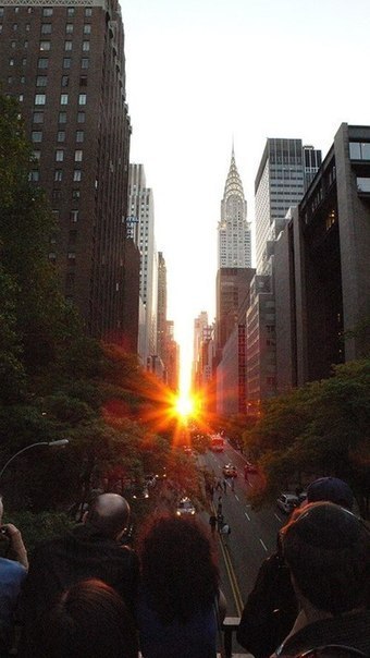 Манхэттенхэдж - явление, которое происходит на Манхэттене четырежды в год: в декабре, январе, мае и июле. Оно заключается в том, Солнце на закате и восходе совпадает с геометрией улиц города