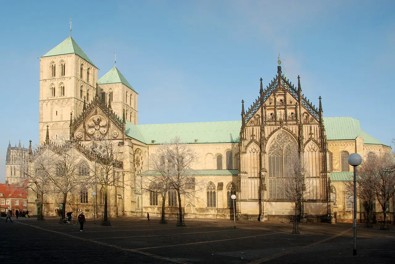 Мюнстерский собор – собор святого Павла (нем. St.-Paulus-Dom) — одно из самых значительных церковных сооружений в Вестфалии, находится на площади Домплац в городе Мюнстере